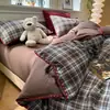 Conjunto de Quatro Peças com Borda Ondulada e Padrão Triangular Estilo Minimalista Novo Modelo 2026 Roupa de Cama Listrada para Dormitório de Estudante Cama de Solteiro Conjunto de Três Peças