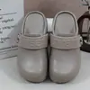 2026 Nova Moda Slip-On de Renda com Botão Doce Cool Plano Bico Fechado Meia-Chinelos Sapatos Birkenstock Femininos Sapatos Femininos