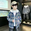 Jaqueta Camisa com Capuz Xadrez Estilo Coreano para Meninos Primavera e Outono Solta Versátil Tendência Legal Top Jaqueta de Moda para Crianças Tamanho Médio e Grande