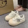 Tênis brancos de sola grossa femininos, novo modelo outono 2026, sapatos fofos chunky versáteis com estampa de estrela, tênis casuais esportivos, modernos