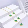 Nuevo Colgante de Flor de Cinco Hojas de Nácar Juego de Collar Pulsera Pendientes de Acero de Titanio 18K Cadena para Clavícula Joyería Europea y Americana de Moda