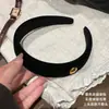 Diadema Retro Estilo Francés con Etiqueta Dorada de Terciopelo Negro para Mujer, Accesorio para el Cabello de Alta Gama de Moda