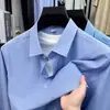 Nova Camisa Vertical Risca Fina de Alta Qualidade para Primavera e Outono com Bolsos Reais, Camisa Profissional de Manga Longa Business Casual Masculina