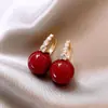 Pendientes Ankora de Perla Roja para Mujer, Únicos y de Alta Gama, Elegantes Pinzas para Orejas, Nuevos Pendientes de Otoño e Invierno Adecuados para Usar Durante el Año Nuevo