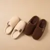 Pantuflas de Algodón y Lana de Cordero para Mujer Otoño e Invierno 2025 Nuevo Estilo Hogar Interior Cálidas Suela Gruesa Pantuflas Peludas Hombres Invierno