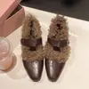 Novos sapatos Mary Jane quentinhos com forro de fleece, bico fino e salto grosso, estilosos e versáteis para o outono e inverno de 2026, sapatos pequenos de couro, sapatos peludos para mulheres