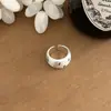 Anillo de Letra Nuevo Estilo Retro Cool Ins Anillo Ancho para Mujer Lujo Ligero Diseño de Nicho Anillo para el Dedo de Alta Calidad