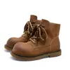 Botas de Cano Curto com Salto Grosso Estilo Francês Outono 2026 Femininas Sola Grossa Botas Martin Femininas Botas Cool Estilo de Rua para Motociclista Calçados Modernos para Estudantes