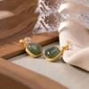 Brincos pequenos de jade Hetian com incrustações frescas e design personalizado, pequenos brincos de moda banhados a ouro com temperamento suave para mulheres