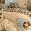 Juego de ropa de cama de cuatro piezas estilo coreano ins de lunares de terciopelo de leche, nueva funda de edredón engrosada de invierno 2026, estilo sábana de cama de vellón de coral