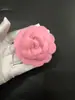 Todos los 7.2cm flor blanca estilo Chanel flor de camelia pegatinas para joyería bolsa de embalaje corsage pinza para el pelo base de flor más hebilla de pin de pecho de doble propósito