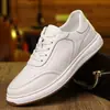 Verão 2026 Novos Sapatos Masculinos Brancos Finos Respiráveis Tendência Versátil Moda Casual Tênis Esportivos Atacado Transfronteiriço