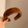 Faixa de Cabeça de Pelúcia com Estampa de Leopardo Coreana para Mulheres com Crânio Alto Celebridade da Internet High-End Imitação de Pelo de Coelho Larga Acessórios de Cabelo Outono e Inverno