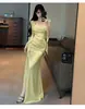 Vestido burdeos de cuello cuadrado con tirantes de volantes, diseño plisado, ajustado, con abertura y cola de pez, vestido largo de anfitrión de banquete