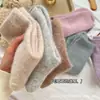 Meias Peludas para Mulheres, Meias de Cano Médio, Outono e Inverno Lã de Coelho Espessadas Quentes Cor Sólida Peludas Tendência Meias de Inverno Largas