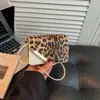 Bolso de mujer de nicho para axila para ir al trabajo, gran capacidad, nuevo de primavera 2025, de nicho, estampado de leopardo, retro, moderno, con empalme, bolso pequeño cuadrado