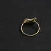 Anillo de lazo chapado en oro de lujo ligero, estilo de moda japonés y coreano transfronterizo, anillo de diseño de nicho para el dedo índice de mujer
