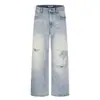Calça jeans reta destroyed e desgastada, modelagem solta, vibe masculina, moderna, com lavagem e desgastes, calça pantalona estilo americano da moda