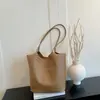 Bolso de gran capacidad con textura tejida para mujer, nuevo de principios de otoño 2026, sensación holgada, bolso tote de moda, color sólido, elegante bolso de hombro único