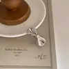 Presilha de Cabelo de Luxo com Design de Flor de Pérola, Mini Grampo para Mulheres, Adequado para Franja ou Mechas Laterais
