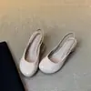 Sandalias de cuero suave estilo coreano con punta redonda, charol, tacón grueso, punta cerrada, modelo nuevo de moda 2026, sandalias con tira trasera, zapatos de corte bajo de una sola pieza