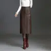 Saia Midi Bodycon Slim Fit de Cintura Alta Nova Outono 2026 com Detalhe de Botão Retrô Saia de Couro PU para Mulheres