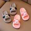 Pantuflas de EVA con tacto suave para mujer, sandalias de verano de dibujos animados lindas antideslizantes para interior, baño, con suela gruesa, sandalias para bebé