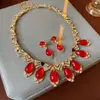 Aretes y Collar de Gota de Agua Incrustados con Diamantes Rojos de Año Nuevo, Accesorios Versátiles de Lujo Ligero de Nicho, Juego de Joyería de Alta Gama para Mujer al por Mayor