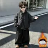 Conjunto de Ropa de Invierno para Niños 2026 Nuevo Elegante Estilo Otoño/Invierno para Bebé Chaqueta Rayada Conjunto de Tres Piezas Ropa de Invierno para Niños