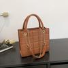 Bolsa Portátil Grande Feminina 2024 Primavera Nova Bolsa de Negócios High-end Tote Bag Padrão Quadrado Elegante Corrente Bolsa de Passageiros