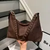 Bolsa de ombro vintage com rebites transfronteiriça, camurça de alta qualidade, grande capacidade, couro macio, bolsa tote casual, adequada para o trabalho e uso diário, pode ser carregada sob o braço
