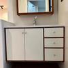 Nuevo Gabinete de Baño de Madera Maciza de Doble Color Multi-capa Color Crema de la Era Media Combinación de Inodoro Integrado de Cerámica Lavabo