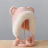 Chapéu de Pelúcia com Orelhas de Urso para Mulheres no Inverno com Tiras, Novo Chapéu Lei Feng Versátil com Proteção Auricular, Chapéu Pulôver de Ciclismo Estilo Coreano com Cúpula
