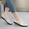 Zapatos de cuero transpirables calados de verano para mediana edad y ancianos, zapatos con agujeros de suela suave cómodos para mujer, antideslizantes, para mamá de 40-50 años, zapatos viejos
