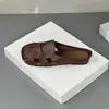 Pantuflas cerradas de cuero suave vintage versátiles de fondo plano para mujer, nuevo modelo de verano 2026, sandalias casuales tejidas a mano de suela suave