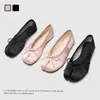 Sapatos Femininos de Couro Genuíno de Alta Qualidade com Biqueira Dividida de Guangzhou, Sapatos Planos de Seda com Salto de Casco de Cavalo, Sapatos Mary Jane Ballet de Couro Macio de Calçar