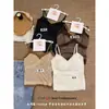 Nueva colección de otoño e invierno: moderna camisola de encaje con lunares, copas fijas, escote en V cruzado y un diseño sexy que se ajusta a la figura