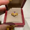 Anel Vintage Esculpido Vazado Escovado para Mulheres Moda Versátil Cravejado com Diamantes Jardim do Éden Rosa Vermelha Nova Tendência de Joias para Mãos