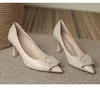 Chegada Nova Primavera 2026 Sapatos de Salto Baixo Bico Fino Pretos para Mulheres Salto Fino Salto Médio Sola Macia Confortável Cabedal Macio Versátil Essencial para o Ambiente de Trabalho