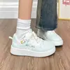 Primavera/Verão 2026 Estilo Doce Desenho Animado Sapatos Brancos Femininos Plataforma de Solado Grosso Sapatos Esportivos Versáteis para Estudantes Sapatos Casuais