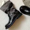 Botas femininas de tornozelo com bico redondo, nova coleção outono 2026, apresentando uma fivela de cinto, salto grosso e um design estilo britânico que cria um efeito emagrecedor; também disponível como botas Martin e botas Western
