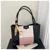 Nova Bolsa Feminina de Ombro Color Block Estilosa Retro Simples para o Dia a Dia Casual Grande Capacidade Ombro Único Manual Bolsa Tote