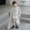 Conjunto de três peças listrado cinza para meninos para primavera e outono, estilo coreano, terno infantil bonito e moderno, para bebês e crianças pequenas, roupas de garoto bonito e estiloso