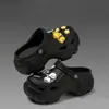 Zuecos de diseño floral con suela gruesa para mujer, sandalias de punta cerrada, nuevas de moda de verano antideslizantes 2026 estilo playa con aumento de altura