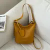 Bolso tejido de moda de gran capacidad para mujer, nuevo modelo de verano 2026, bolso de cubo simple para hombro cruzado de uso diario