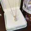 Accesorios de Collar Elegantes de Acero de Titanio Transfronterizos para Mujeres en Verano, Colgante Versátil con Letra V Incrustada de Circonia, Cadena Dulce Cuadrada de Diamante para la Clavícula