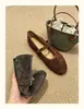 Versión de piel de oveja ~ 2026 nuevo estilo vintage gamuza punta redonda correa de hebilla poco profunda zapatos planos Mary Jane versátiles para mujer