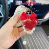 Llavero de corazón de arcilla con colgante de cadena de perlas, accesorio para coche, llavero, accesorio para bolso, estilo creativo europeo y americano para mujer