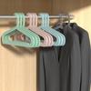 Percha de plástico antideslizante para el hogar, sencilla, para colgar pantalones, para secar ropa en blanco y negro, sin costuras, ahorra espacio, con arco de almacenamiento audaz.
