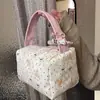 Nova Bolsa de Maquiagem e Higiene Pessoal Portátil com Ursinho Desenho Animado para Primavera e Outono, Bolsa de Armazenamento para Viagem, Grande Capacidade, Bolsa de Mão Tridimensional para o Dia a Dia